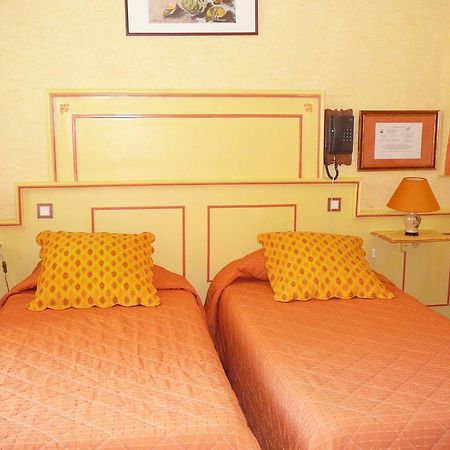 Hotel Du Fiacre Carpentras Bagian luar foto