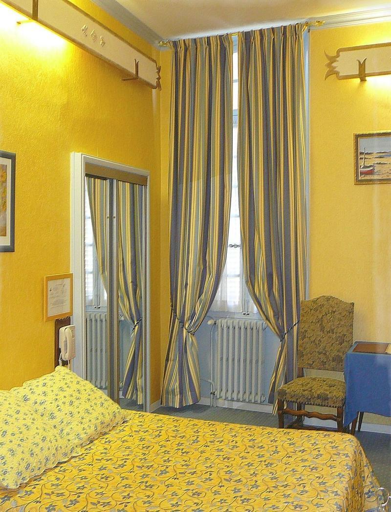 Hotel Du Fiacre Carpentras Bagian luar foto