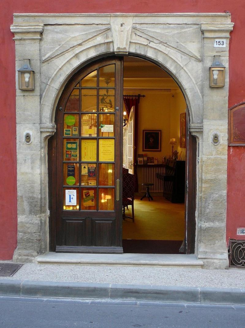 Hotel Du Fiacre Carpentras Bagian luar foto