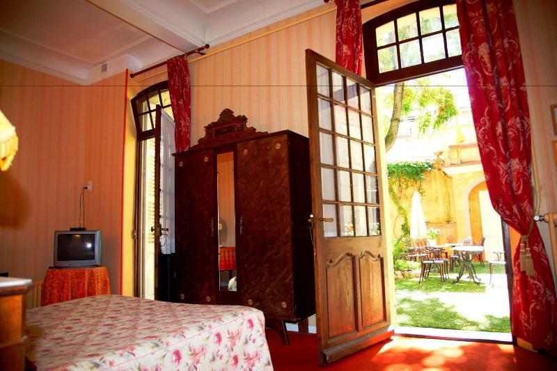 Hotel Du Fiacre Carpentras Bagian luar foto