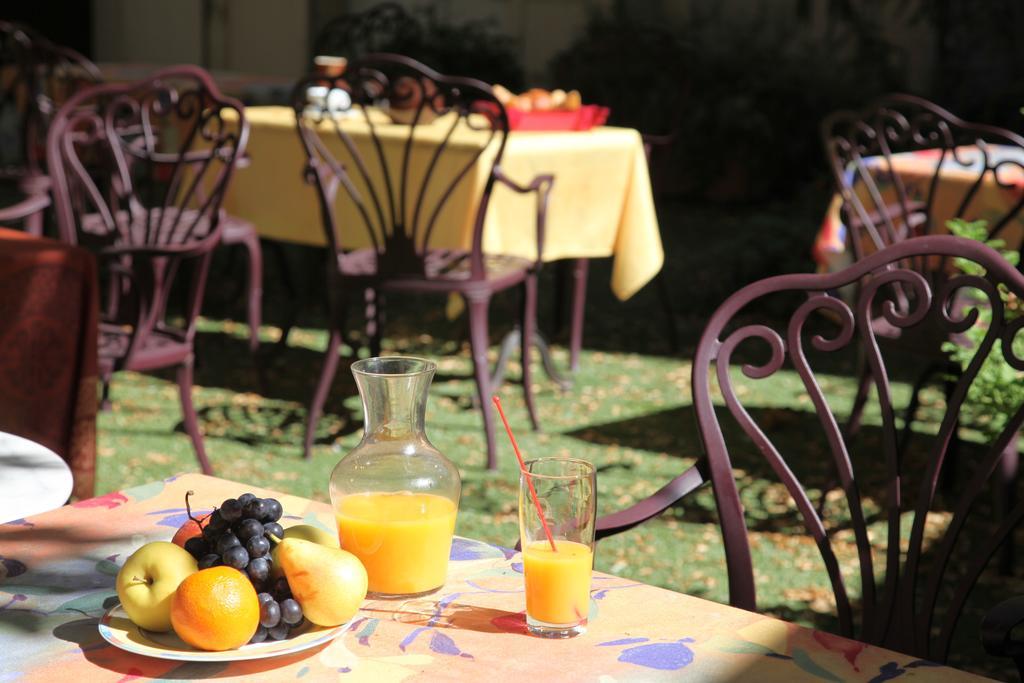 Hotel Du Fiacre Carpentras Bagian luar foto