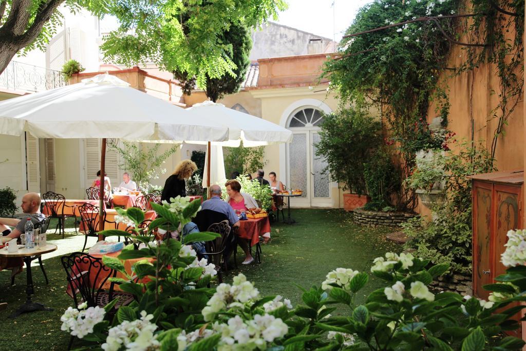 Hotel Du Fiacre Carpentras Bagian luar foto