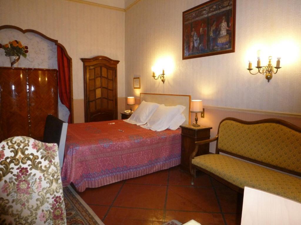 Hotel Du Fiacre Carpentras Bagian luar foto