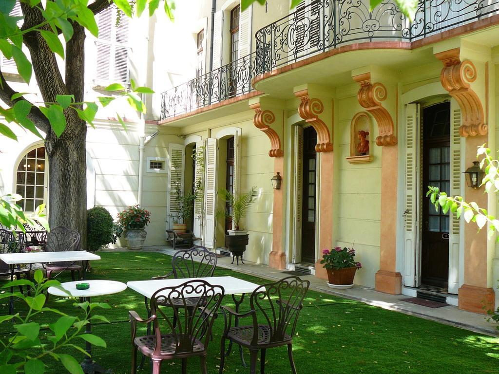 Hotel Du Fiacre Carpentras Bagian luar foto