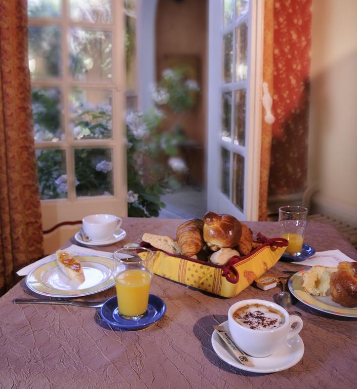Hotel Du Fiacre Carpentras Bagian luar foto