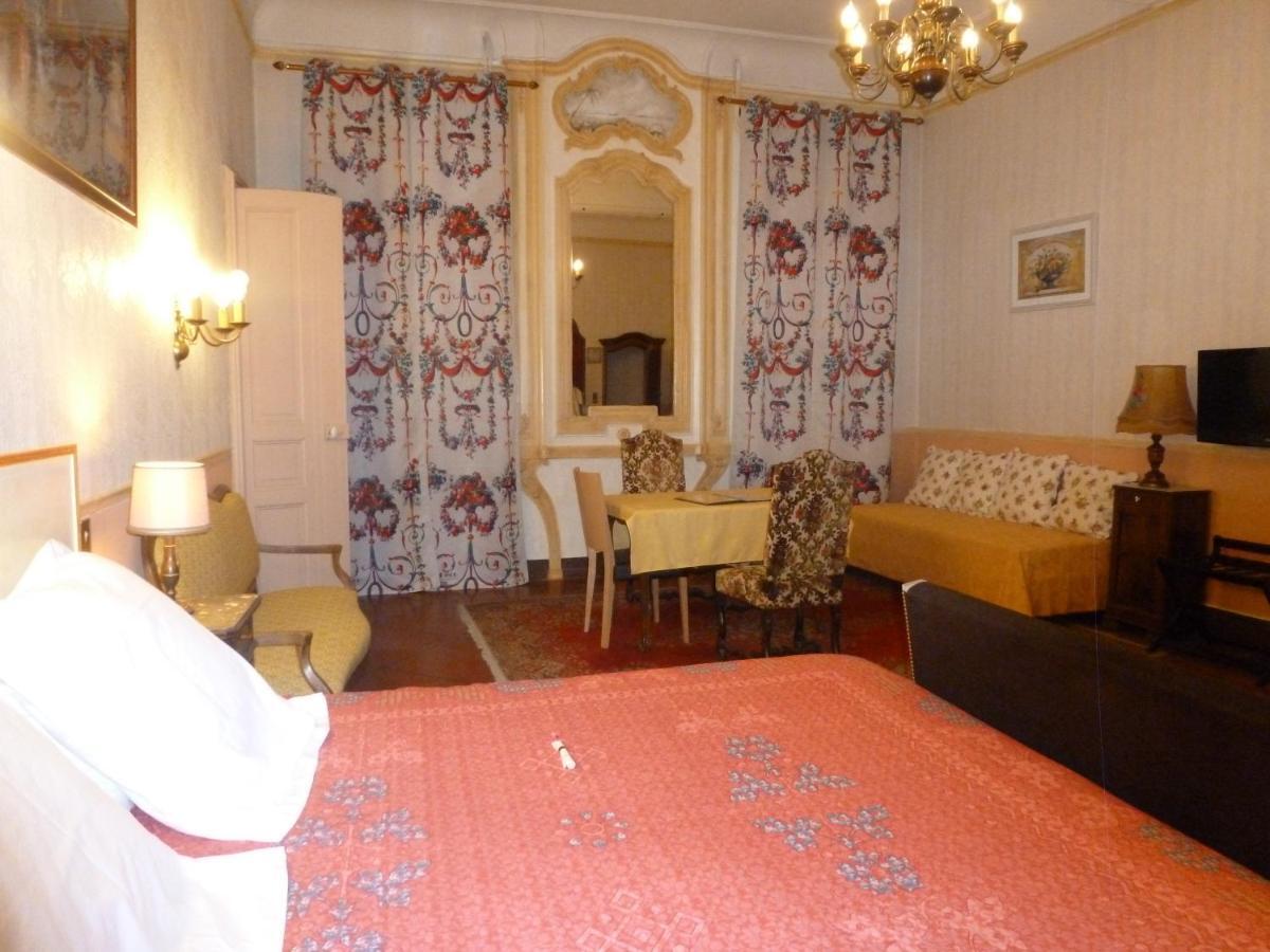 Hotel Du Fiacre Carpentras Ruang foto