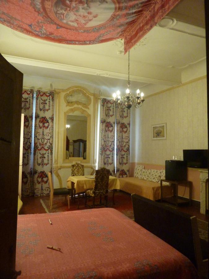 Hotel Du Fiacre Carpentras Ruang foto