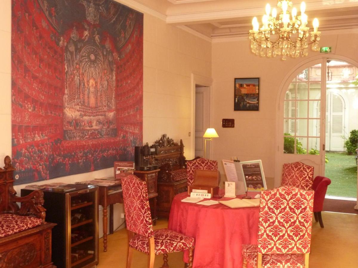 Hotel Du Fiacre Carpentras Bagian luar foto